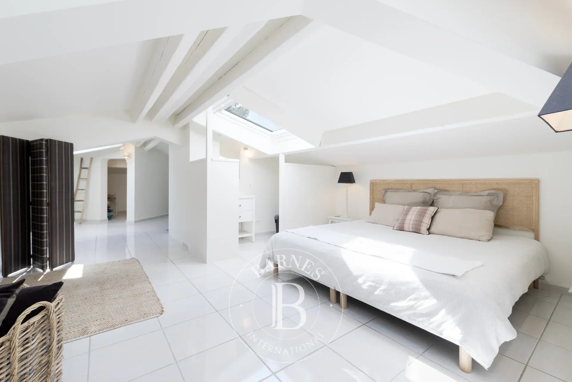 ROQUEFORT-LES-PINS – PROPRIÉTÉ FAMILIALE – CALME ABSOLU