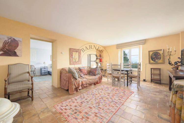 MOUGINS - DOMAINE AVEC BASTIDES PROVENÇALES - VUE VILLAGE ET MER