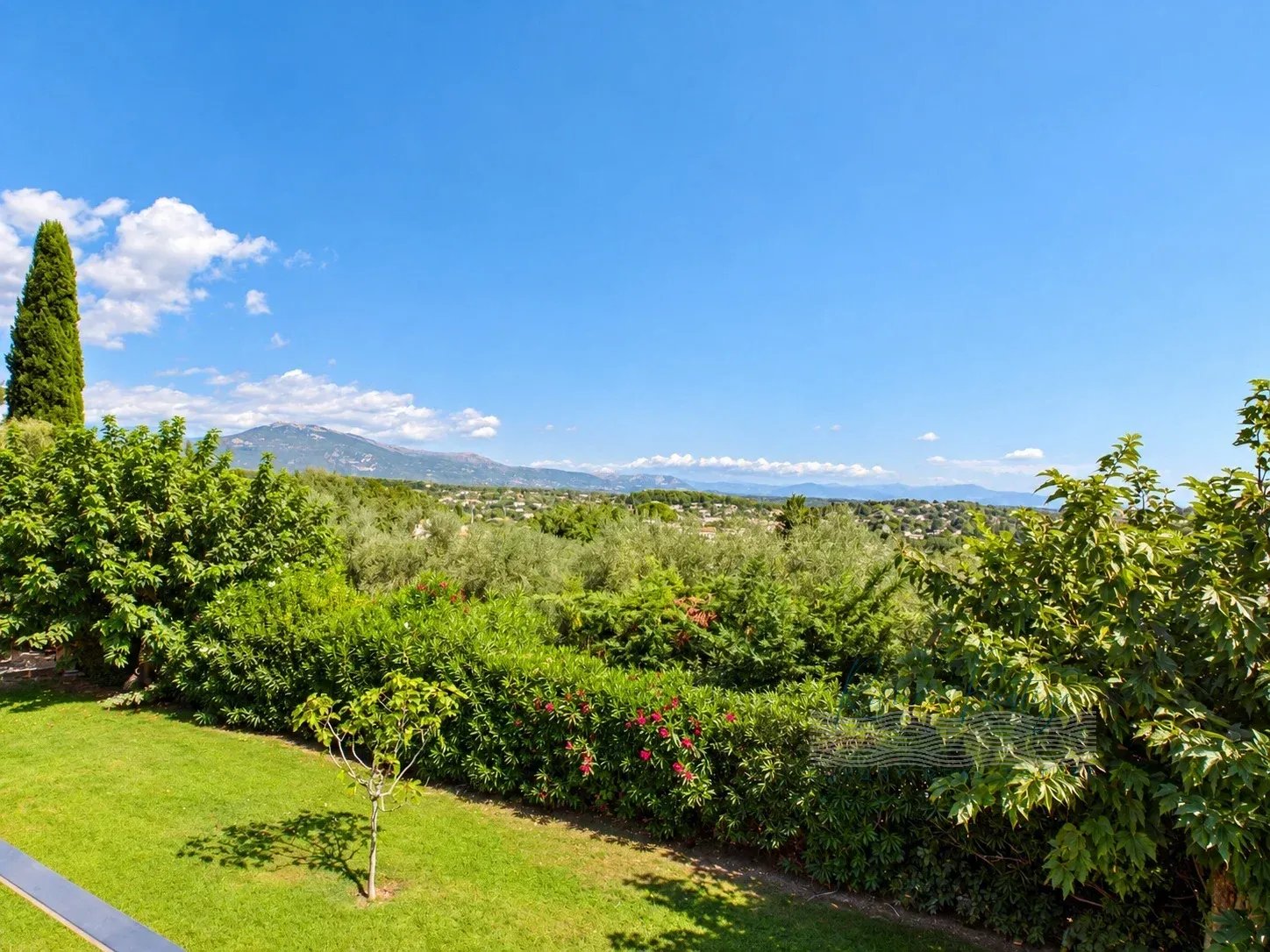 VALBONNE- Demeure de charme à 5 minutes à pieds du vieux village