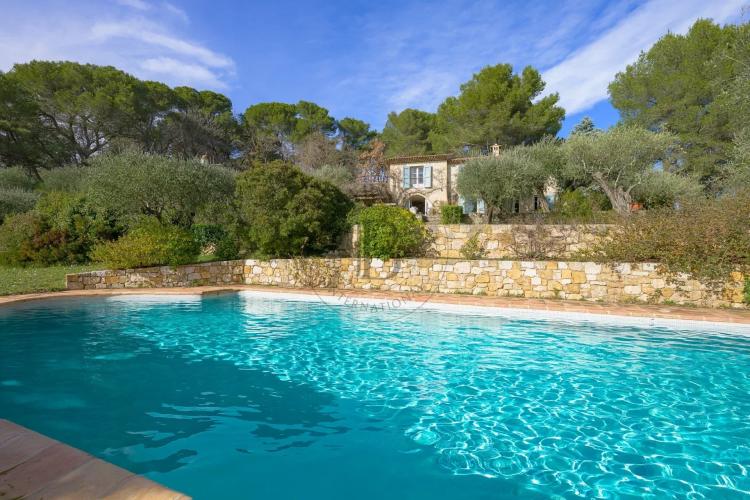 MOUGINS - DOMAINE AVEC BASTIDES PROVENÇALES - VUE VILLAGE ET MER