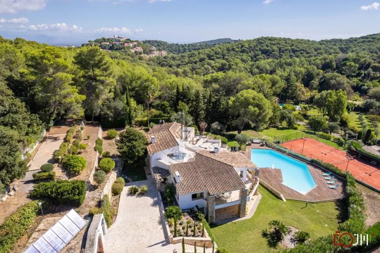 MOUGINS - VILLA DANS DOMAINE PRIVE - PISCINE ET TENNIS