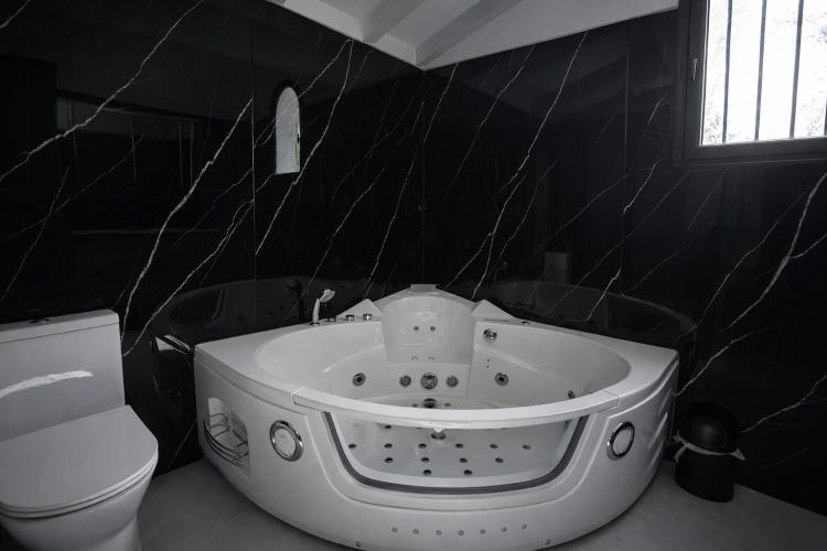 Roquefort-les-Pins – Villa rénovée de 208 m² avec piscine chauffée et jardin