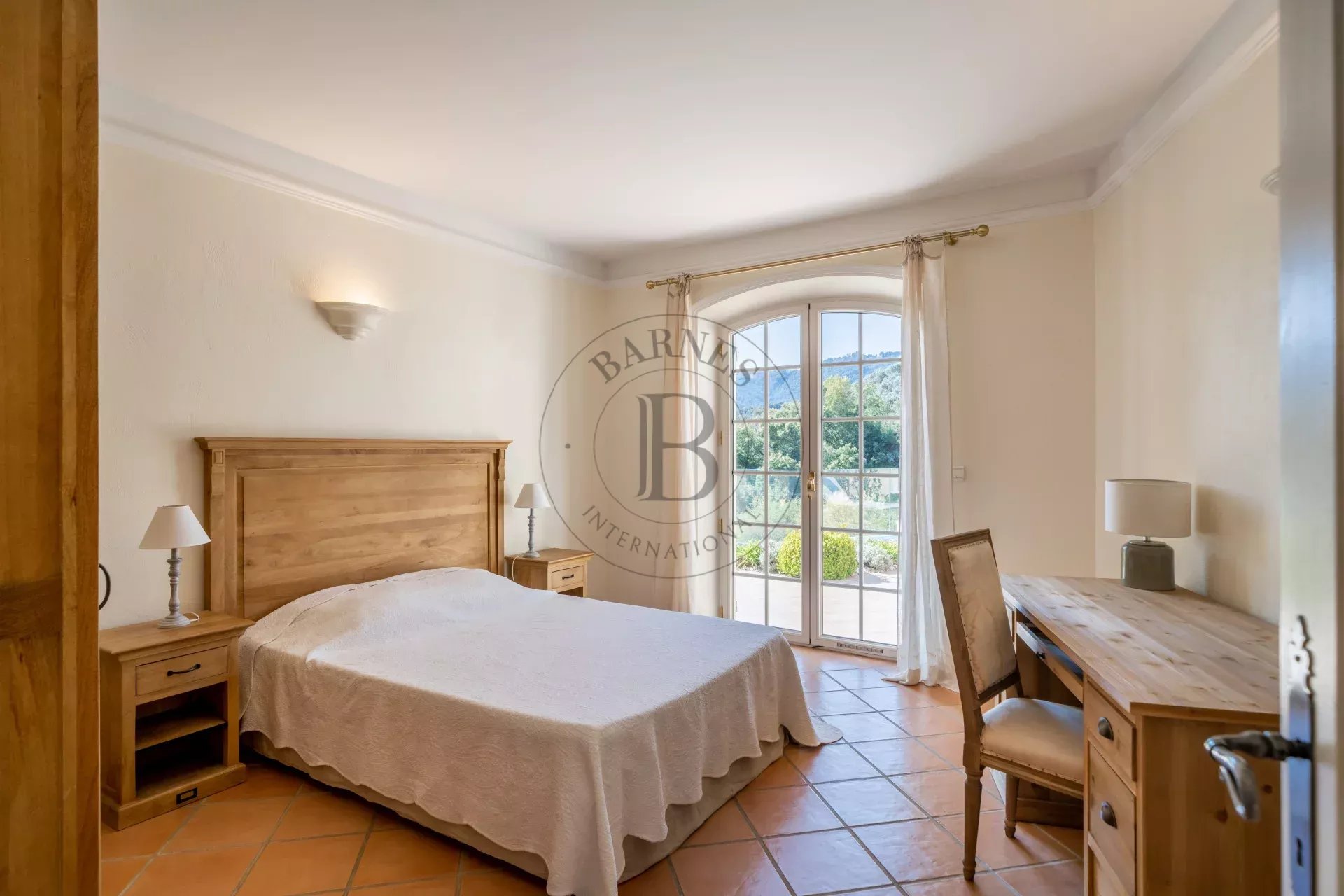 PROCHE MOUGINS - VILLA PROVENÇALE AVEC VUE MER ET COLLINES PANORAMIQUE
