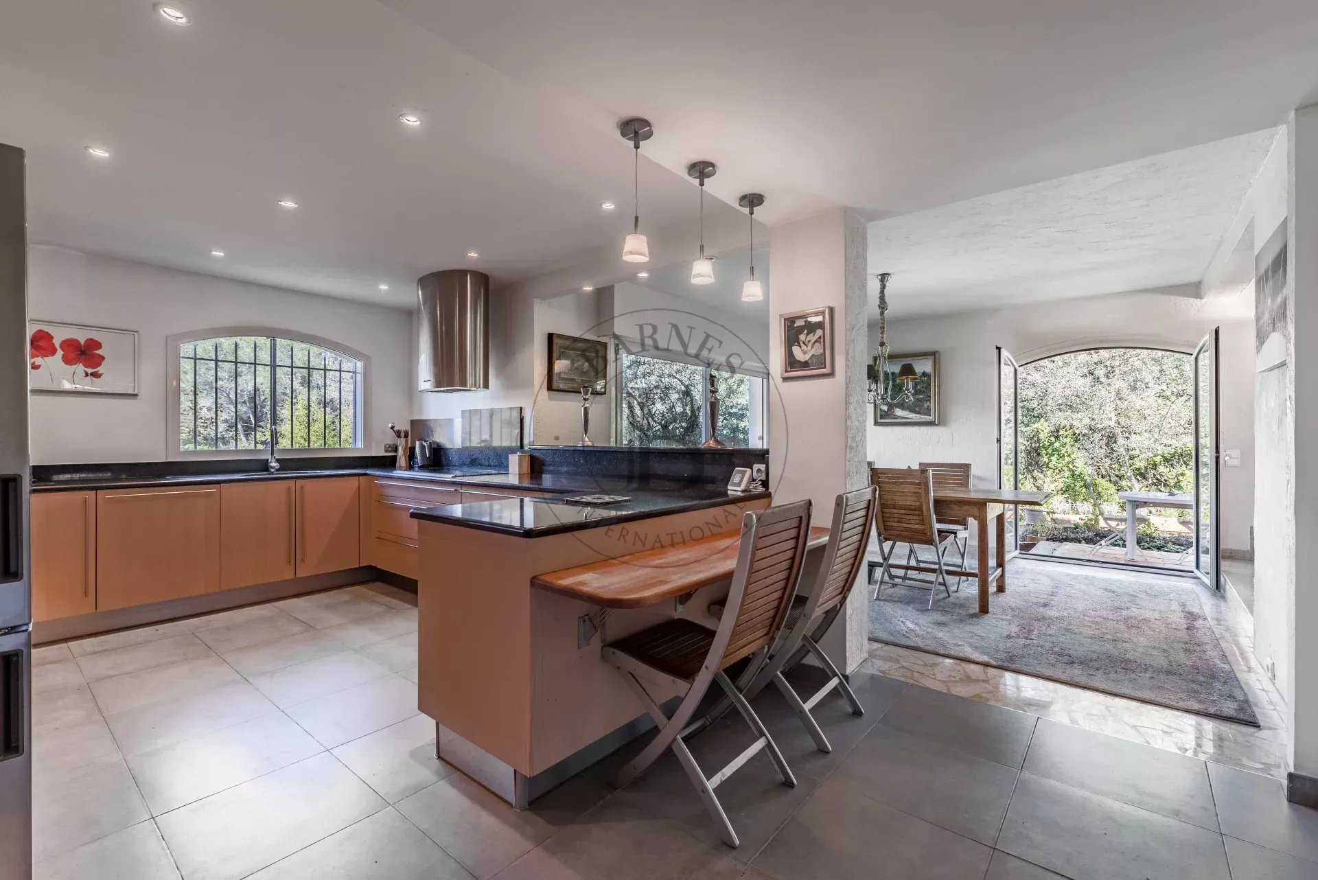 MOUGINS – VILLA FAMILIALE – DOMAINE SÉCURISÉ