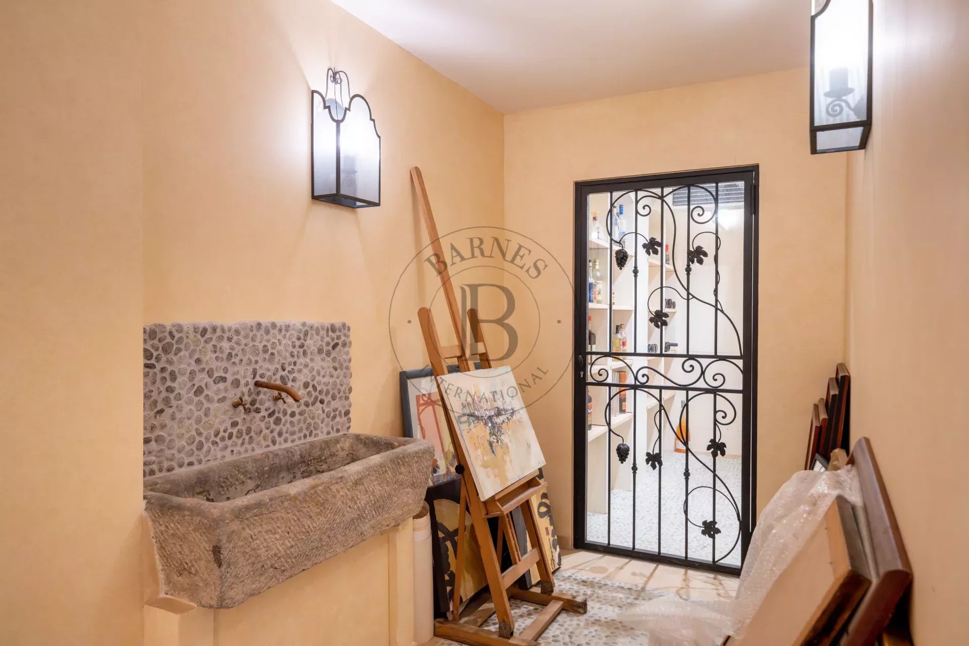 MOUGINS - VILLA PROVENCALE - A PIED DU VILLAGE