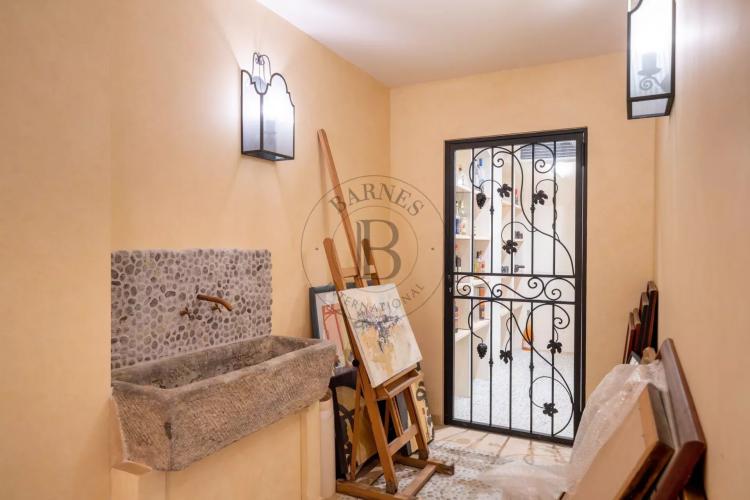MOUGINS - VILLA PROVENCALE - A PIED DU VILLAGE