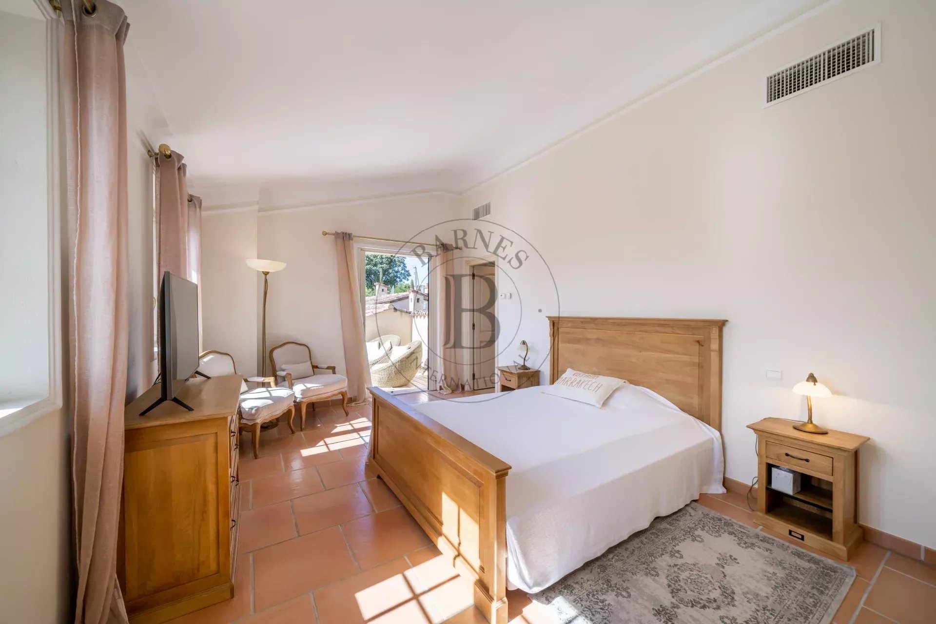 PROCHE MOUGINS - VILLA PROVENÇALE AVEC VUE MER ET COLLINES PANORAMIQUE