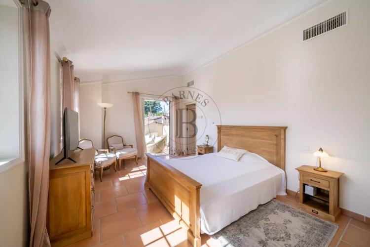 PROCHE MOUGINS - VILLA PROVENÇALE AVEC VUE MER ET COLLINES PANORAMIQUE