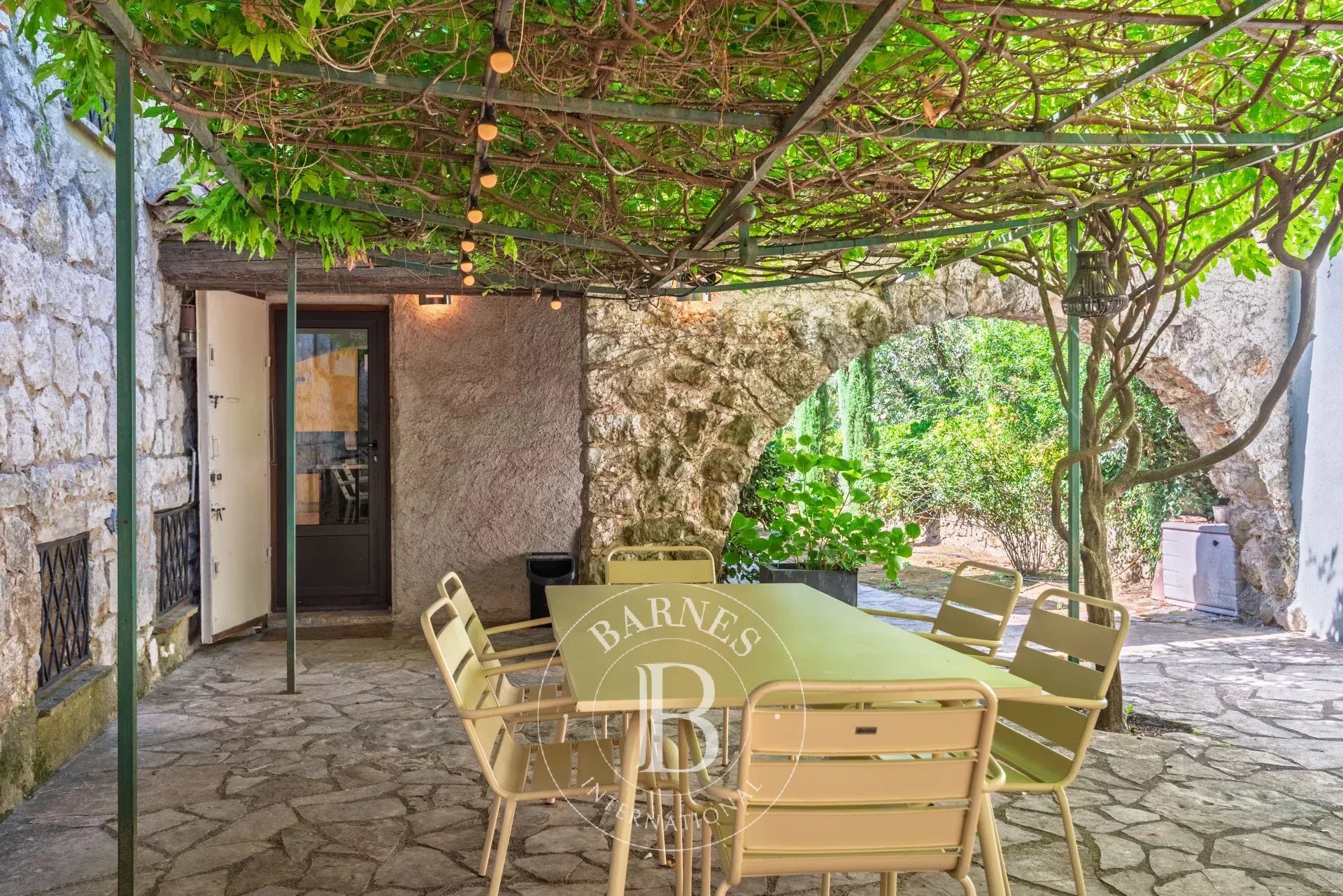 Roquefort-les-Pins - Villa familiale de caractère à pied des commodités