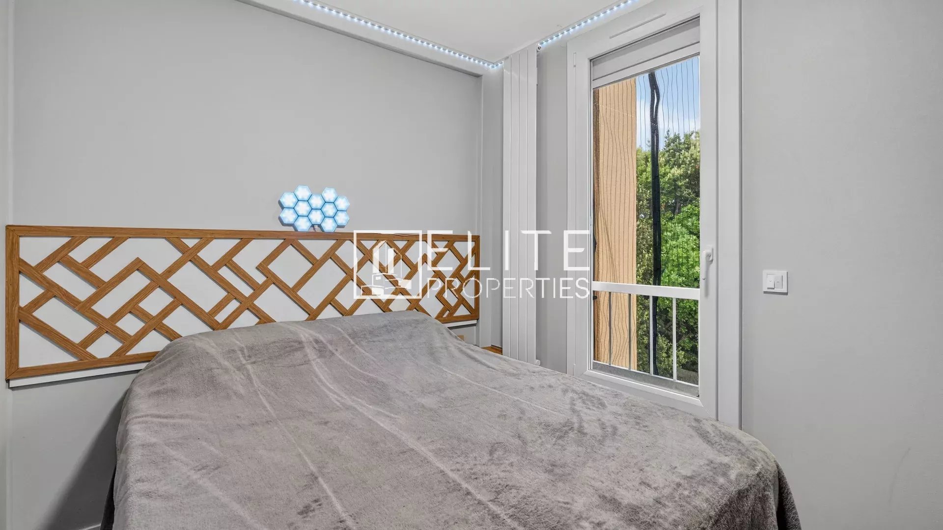 Appartement 3 pièces rénové avec terrasse — Dernier étage