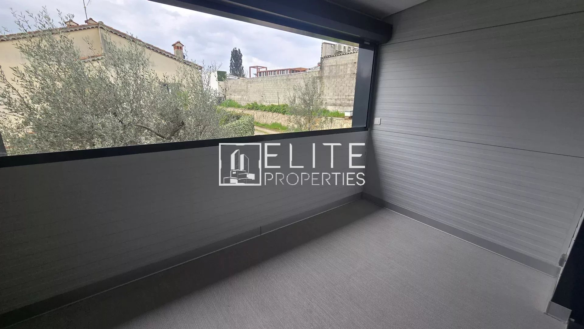LOCAL COMMERCIAL DE 83m² + PARKINGS MOUGINS