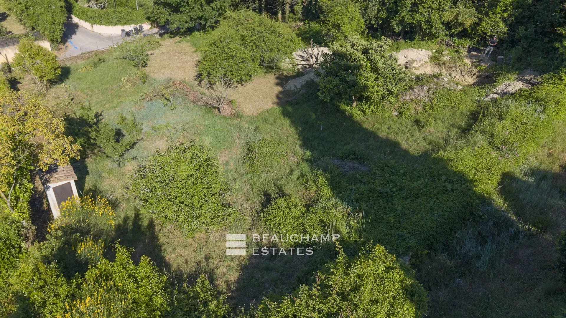 Mougins – Terrain avec permis pour villa provençale et piscine