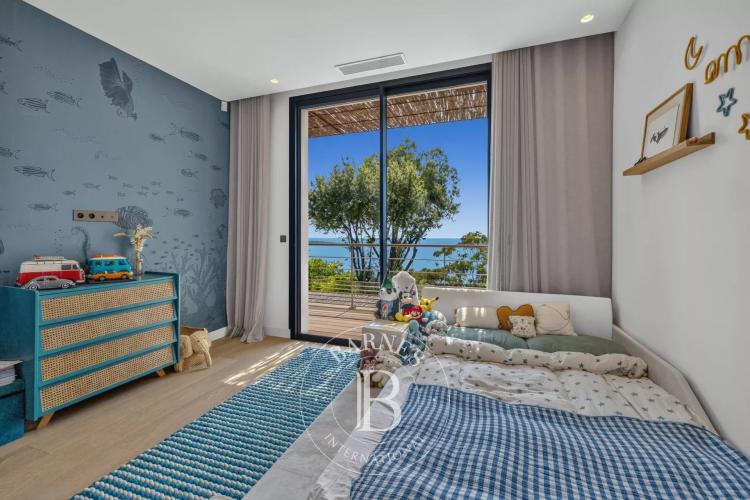 SUPER CANNES - VILLA CONTEMPORAINE AVEC VUE MER PANORAMIQUE