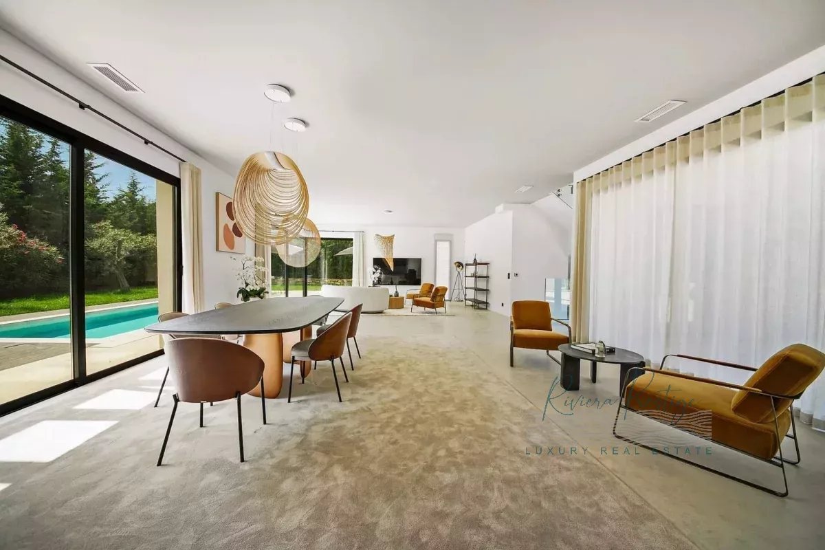 Élégante Villa à Mougins avec Piscine et Jardin Verdoyant