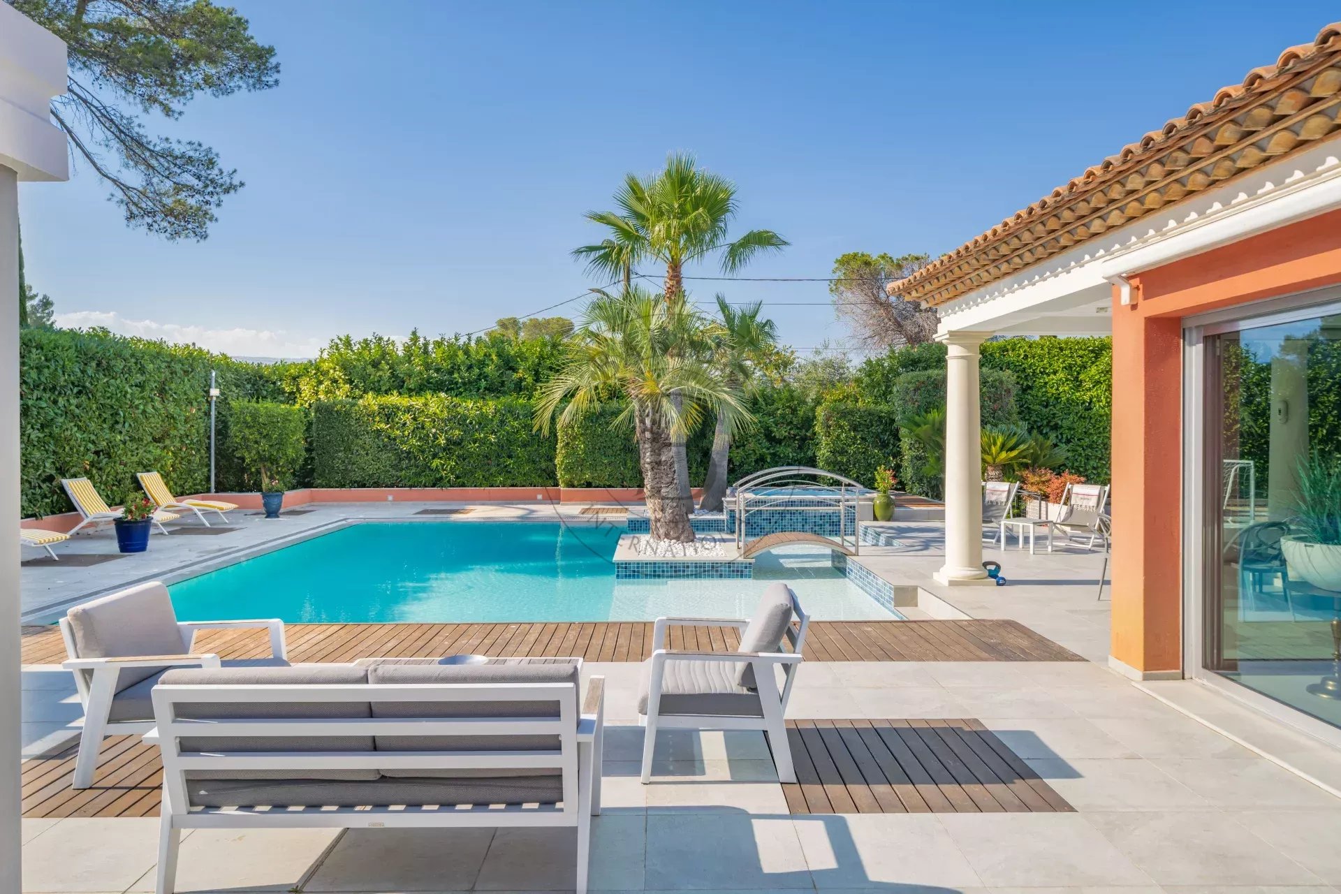 MOUGINS - VILLA DE PLAIN PIED - PROCHE CANNES