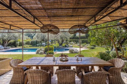 MOUGINS - VILLA RECEMMENT RENOVEE DANS UN DOMAINE CONFIDENTIEL