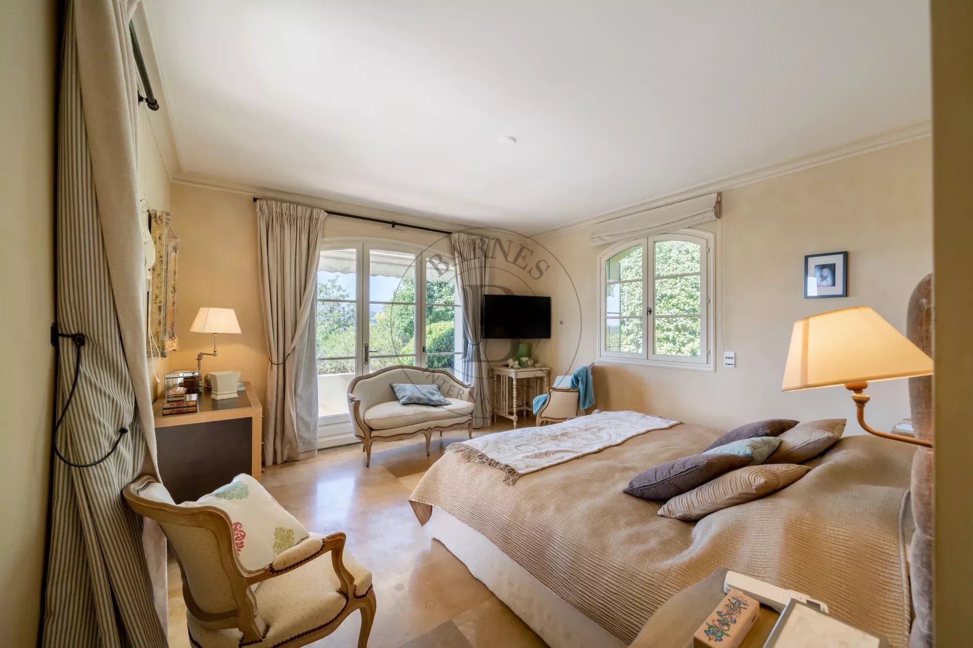 MOUGINS - VILLA PROVENCALE - A PIED DU VILLAGE