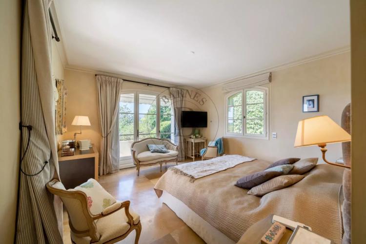 MOUGINS - VILLA PROVENCALE - A PIED DU VILLAGE