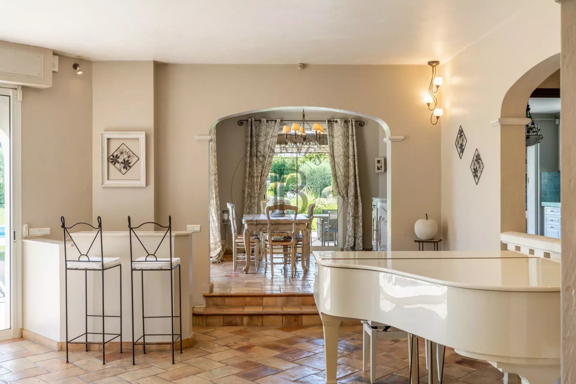 MOUGINS - VILLA DE CHARME - PROCHE VILLAGE