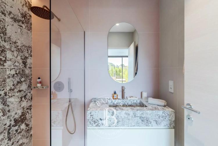 MOUGINS – VILLA CONTEMPORAINE – 5 CHAMBRES – VUE PANORAMIQUE