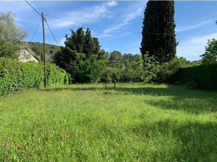 MOUGINS - TERRAIN CONSTRUCTIBLE - CALME ET VUE DÉGAGÉE