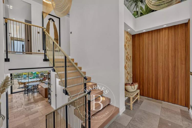 SUPER CANNES - VILLA CONTEMPORAINE AVEC VUE MER PANORAMIQUE