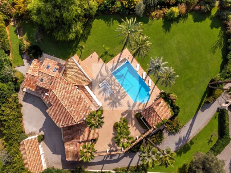 MOUGINS — VILLA D’EXCEPTION À LOUER À L’ANNÉE