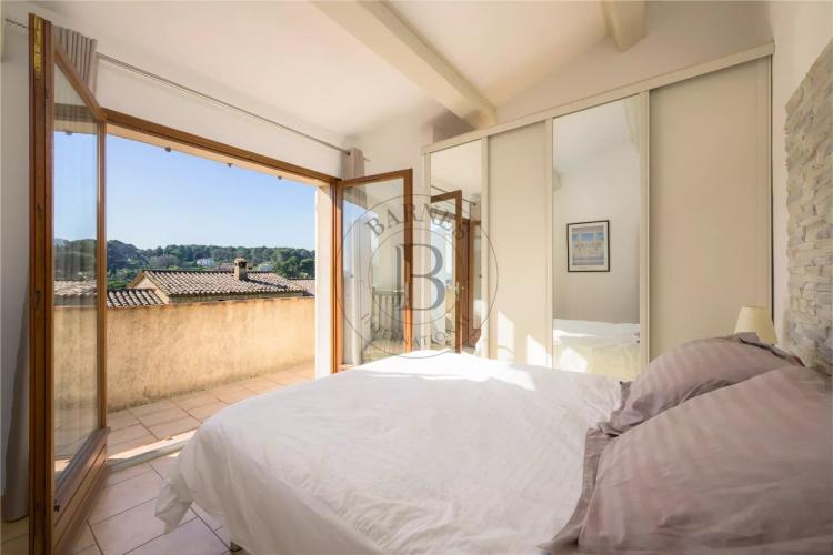 MOUGINS – QUARTIER RECHERCHÉ – À PIED DES COMMERCES