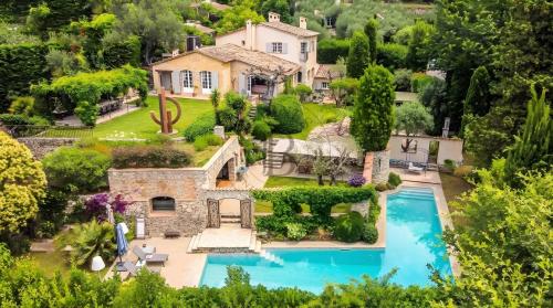 PROCHE MOUGINS - VILLA DE CHARME - AU CALME