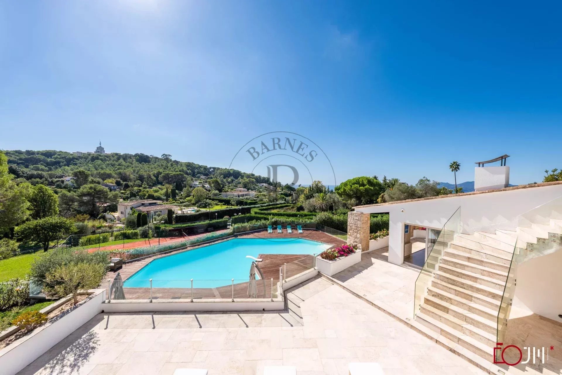 MOUGINS - VILLA DANS DOMAINE PRIVE - PISCINE ET TENNIS
