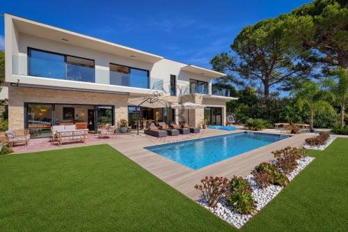 MOUGINS - VILLA CONTEMPORAINE NEUVE - AU CALME