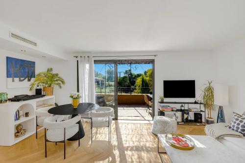APPARTEMENT - 3 PIECES - DERNIER ETAGE - TERASSE - PISCINE