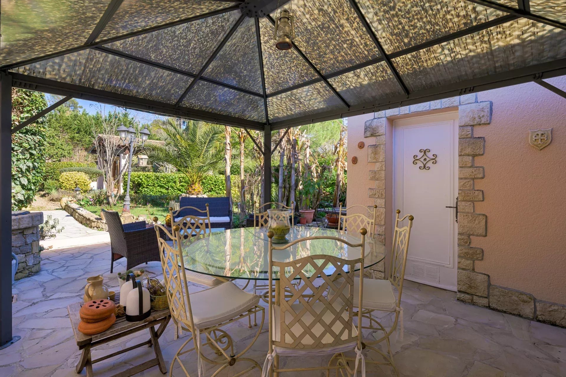 MOUGINS - VILLA FAMILIALE - PROCHE DU GOLF ET DE L'ETANG