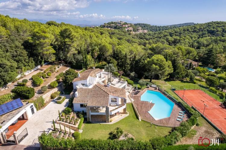 MOUGINS - VILLA DANS DOMAINE PRIVE - PISCINE ET TENNIS
