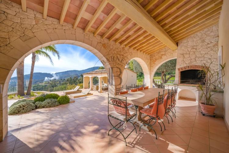 PROCHE MOUGINS - VILLA PROVENÇALE AVEC VUE MER ET COLLINES PANORAMIQUE