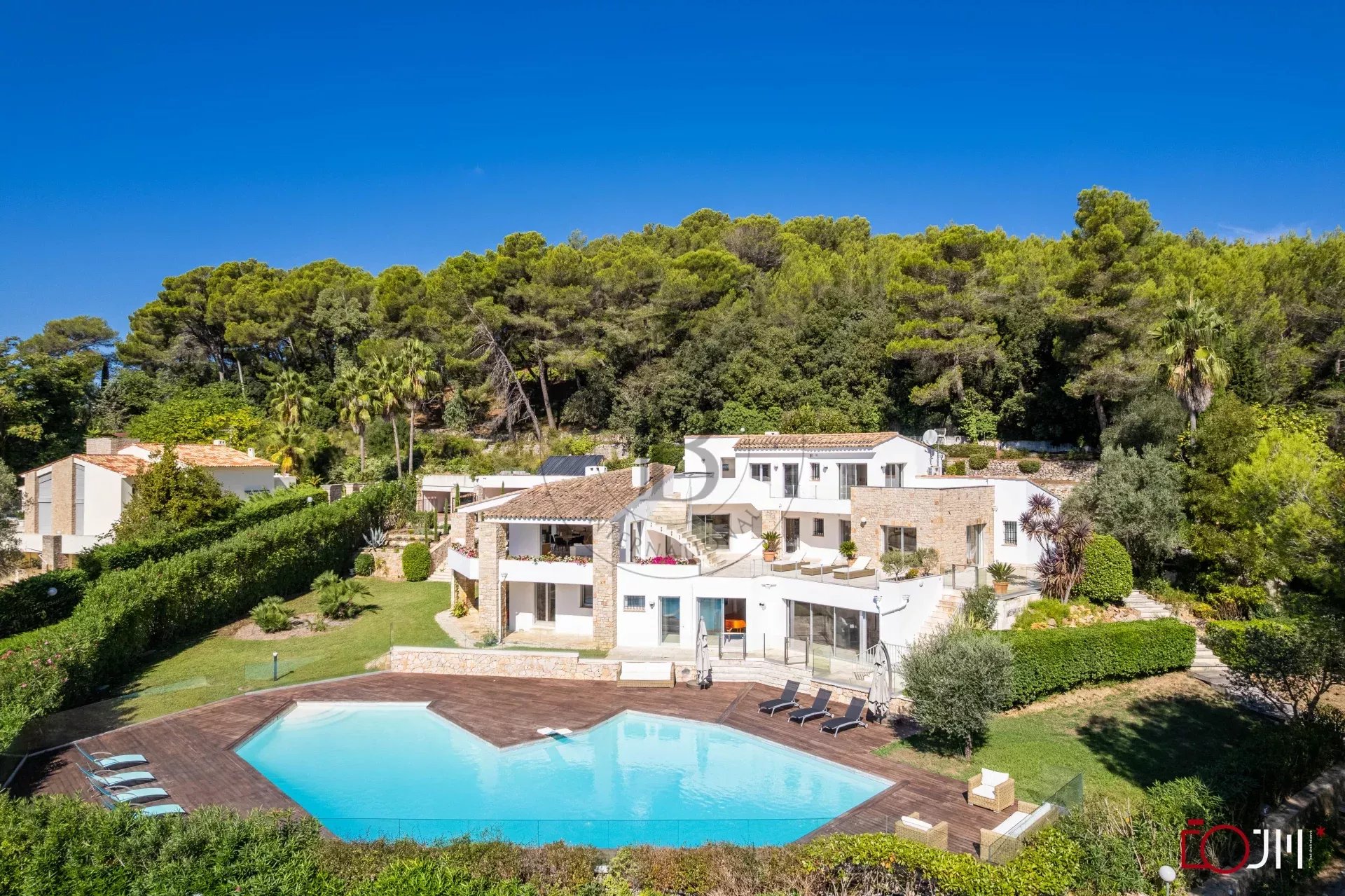 MOUGINS - VILLA DANS DOMAINE PRIVE - PISCINE ET TENNIS