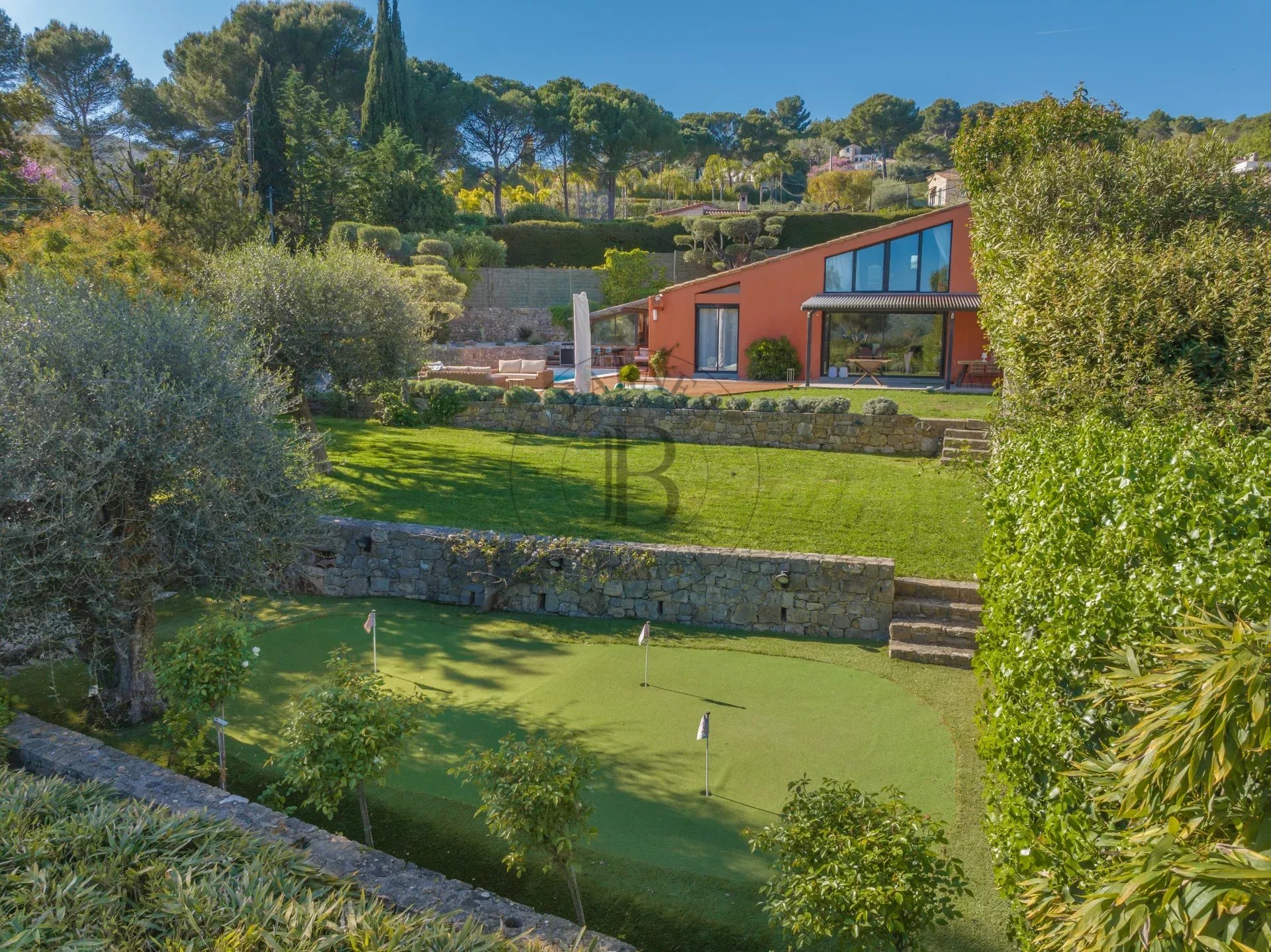 MOUGINS - VILLA ATYPIQUE - VUE MER