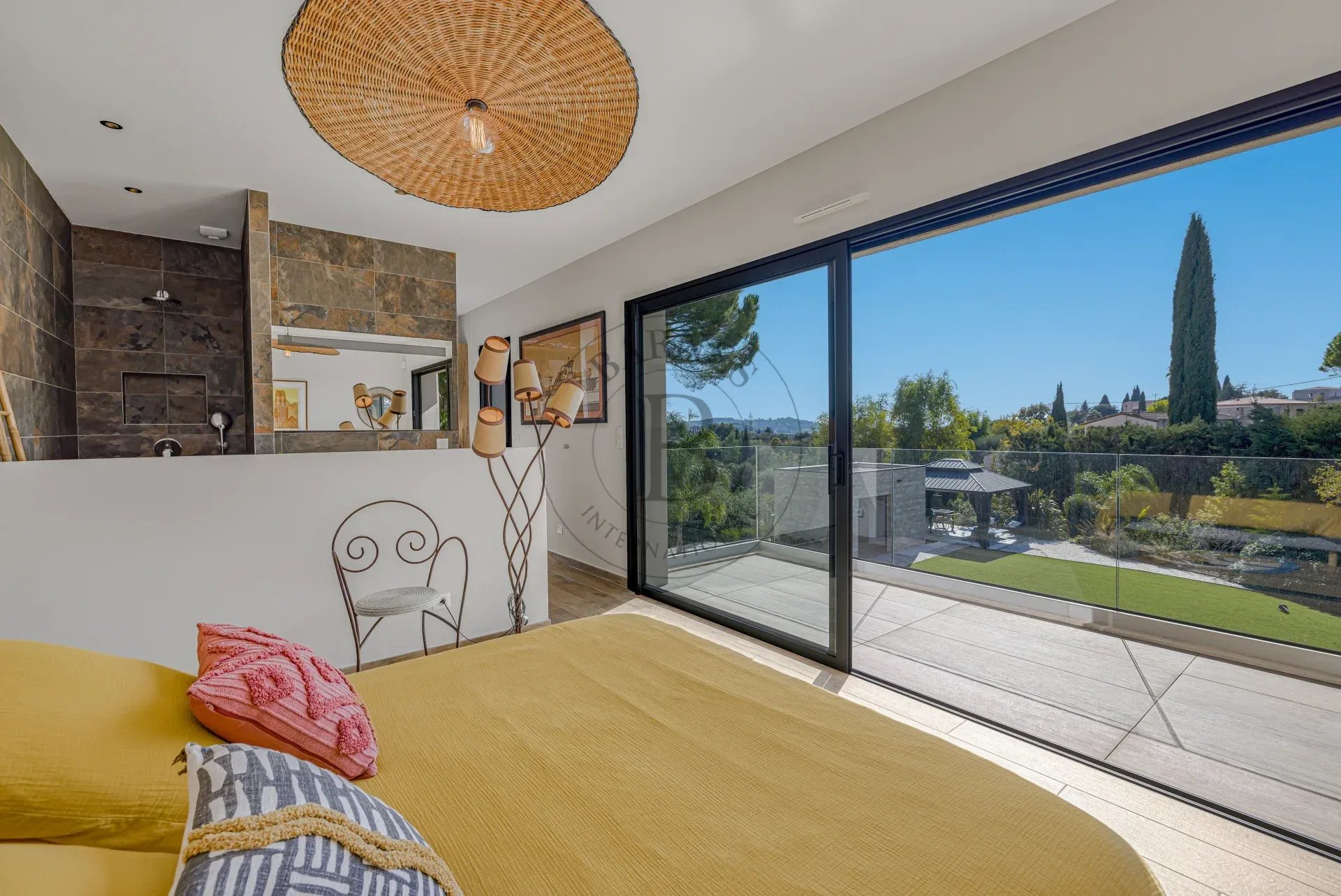 MOUGINS - VILLA CONTEMPORAINE NEUVE - AU CALME