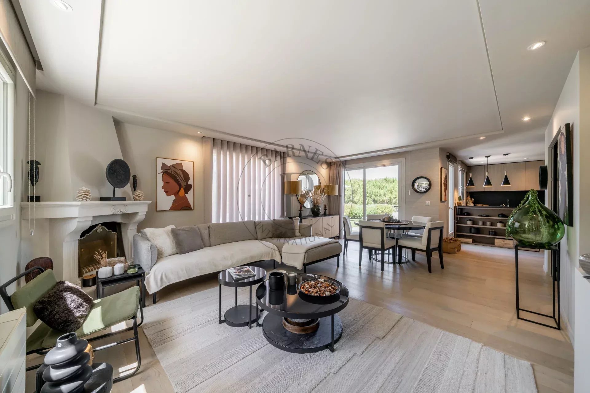 MOUGINS - VILLA DOMAINE FERME A PIED DES COMMERCES