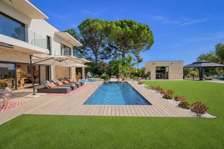 MOUGINS - VILLA CONTEMPORAINE NEUVE - AU CALME
