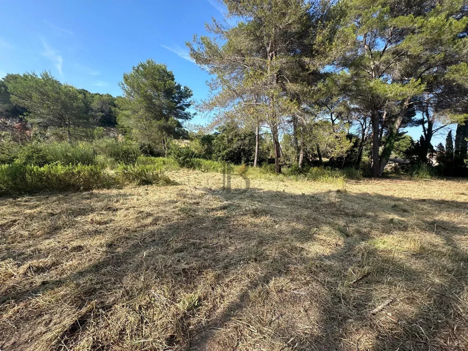 MOUGINS - AU CALME - TERRAIN CONSTRUCTIBLE AVEC PERMIS POUR 2 VILLAS