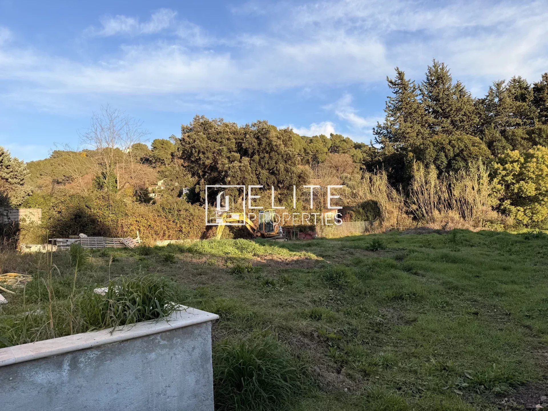 TERRAIN CONSTRUCTIBLE LA ROQUETTE SUR SIAGNE