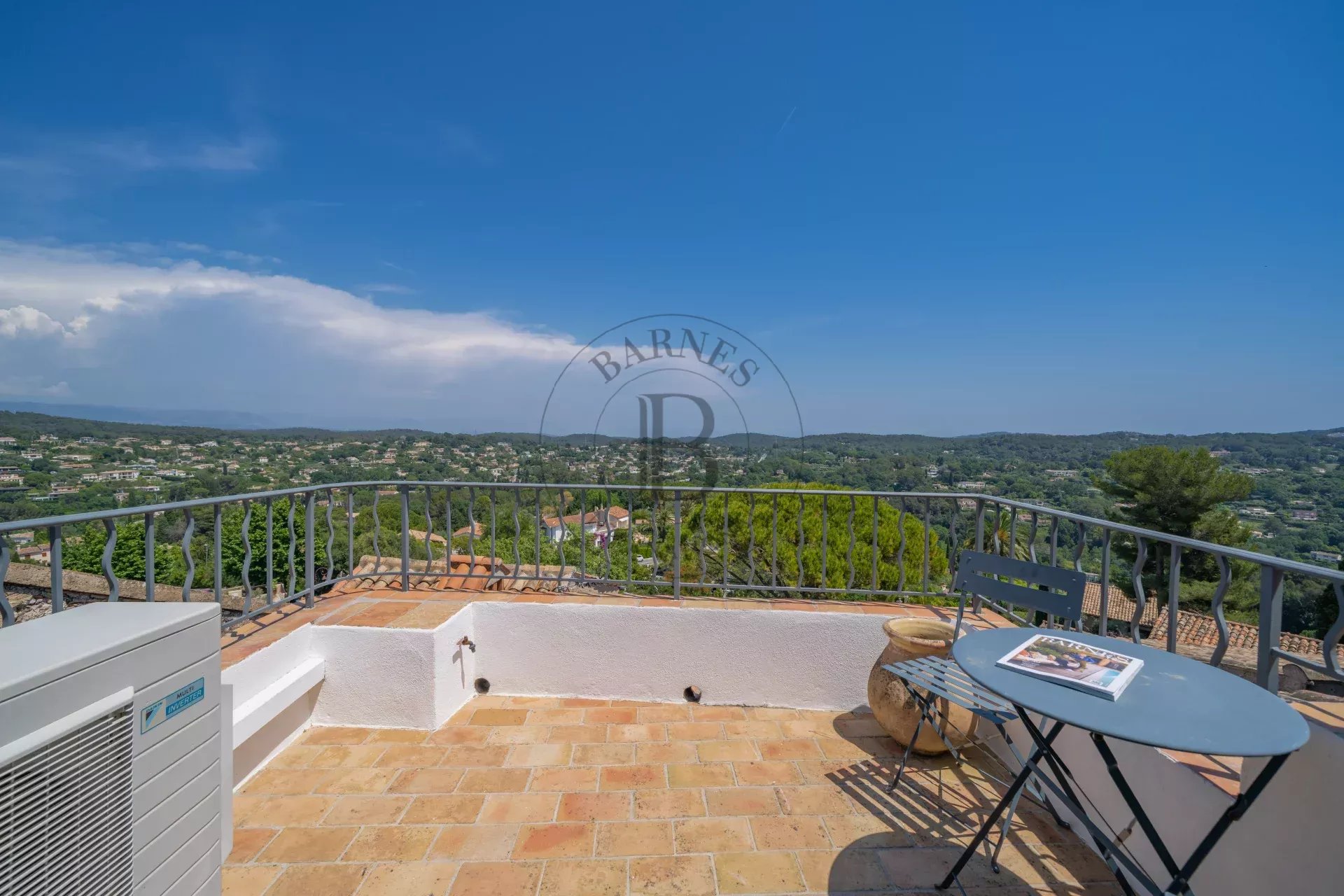 MOUGINS- MAISON DE VILLAGE
