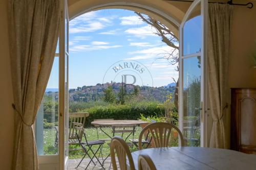 MOUGINS - DOMAINE AVEC BASTIDES PROVENÇALES - VUE VILLAGE ET MER