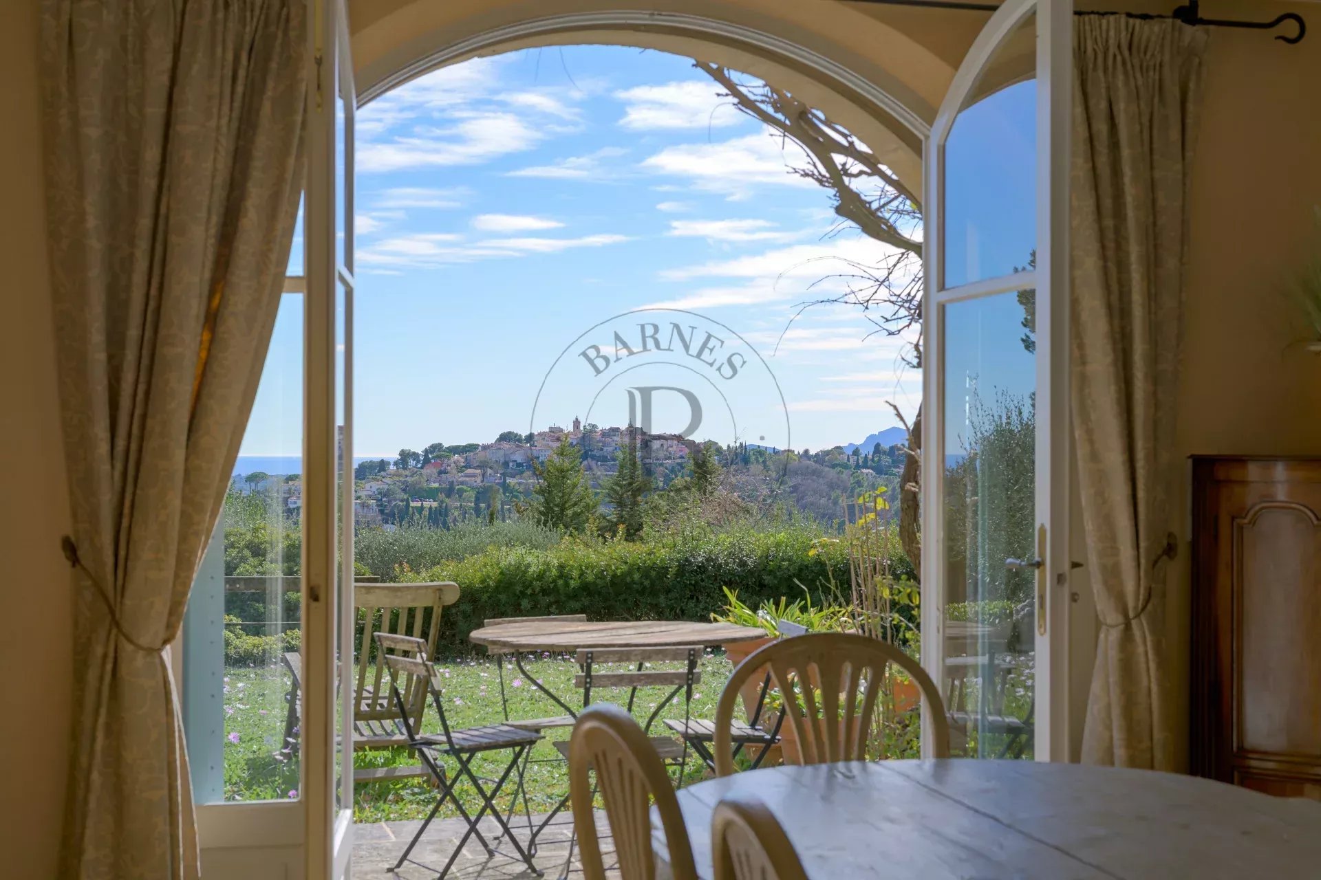 MOUGINS - DOMAINE AVEC BASTIDES PROVENÇALES - VUE VILLAGE ET MER