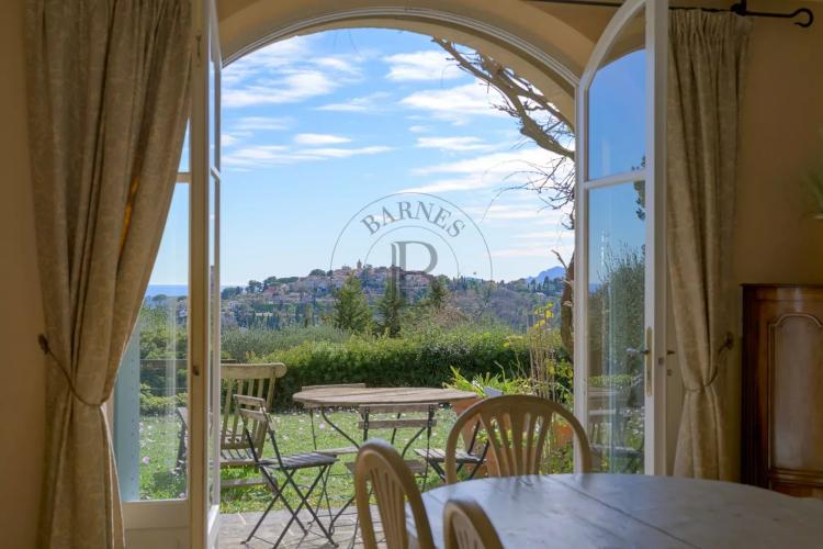 MOUGINS - DOMAINE AVEC BASTIDES PROVENÇALES - VUE VILLAGE ET MER