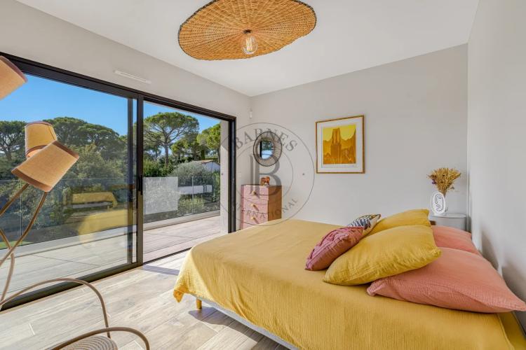 MOUGINS - VILLA CONTEMPORAINE NEUVE - AU CALME