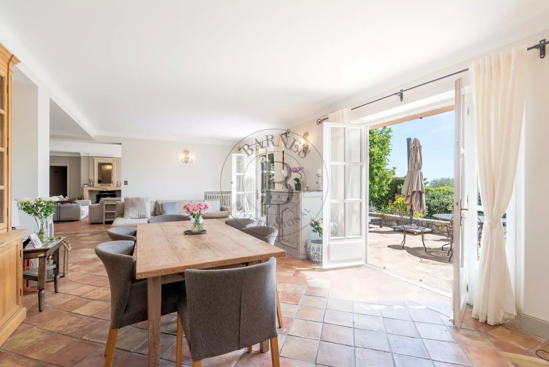 MOUGINS - VILLA DE CHARME - PISCINE - VUE VILLAGE ET APERCU MER