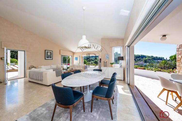 MOUGINS - VILLA DANS DOMAINE PRIVE - PISCINE ET TENNIS