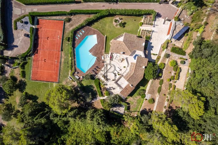 MOUGINS - VILLA DANS DOMAINE PRIVE - PISCINE ET TENNIS